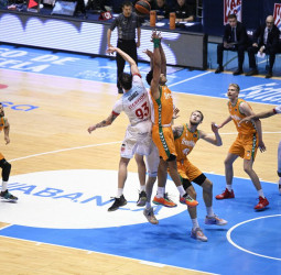 ¿Conseguirá Tyson Pérez pelear el título de máximo reboteador a Ethan Happ?