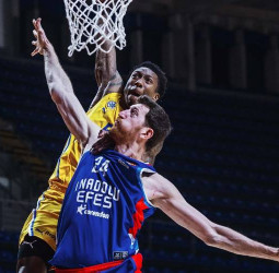 Saben Lee también arrasa en la EuroLeague, 93-91