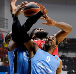 Al Zenit se le nota su inactividad ante el Olympiacos (66-75)