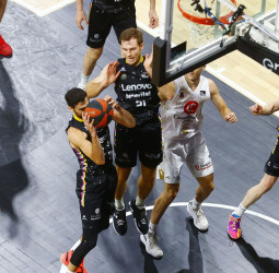 Lenovo Tenerife cumple ante Casademont Zaragoza y sella la 4ª plaza (92-69)
