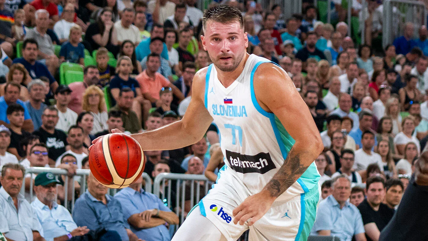 Luka Doncic sufre un susto pero evita una lesión grave en su rodilla