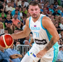 Luka Doncic sufre un susto pero evita una lesión grave en su rodilla