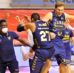 UCAM Murcia tumba al Barça con un gran Davis (77-73)