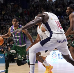 Unicaja despliega su mejor versión y arrolla al Baskonia, 94-73