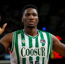 Ebuka Izundu deja de ser jugador del Coosur Real Betis