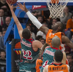 Baloncesto Sevilla asalta la Fonteta y asoman las dudas taronja (82-92)