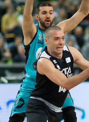 Salgado y Todorovic no perdonan los errores colegiales en la segunda mitad (87-77)