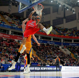 Kyle Hines espera renovar con el CSKA Moscú