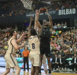 Pantzar y Killeya-Jones lideran una brillante victoria bilbaína (77-68)