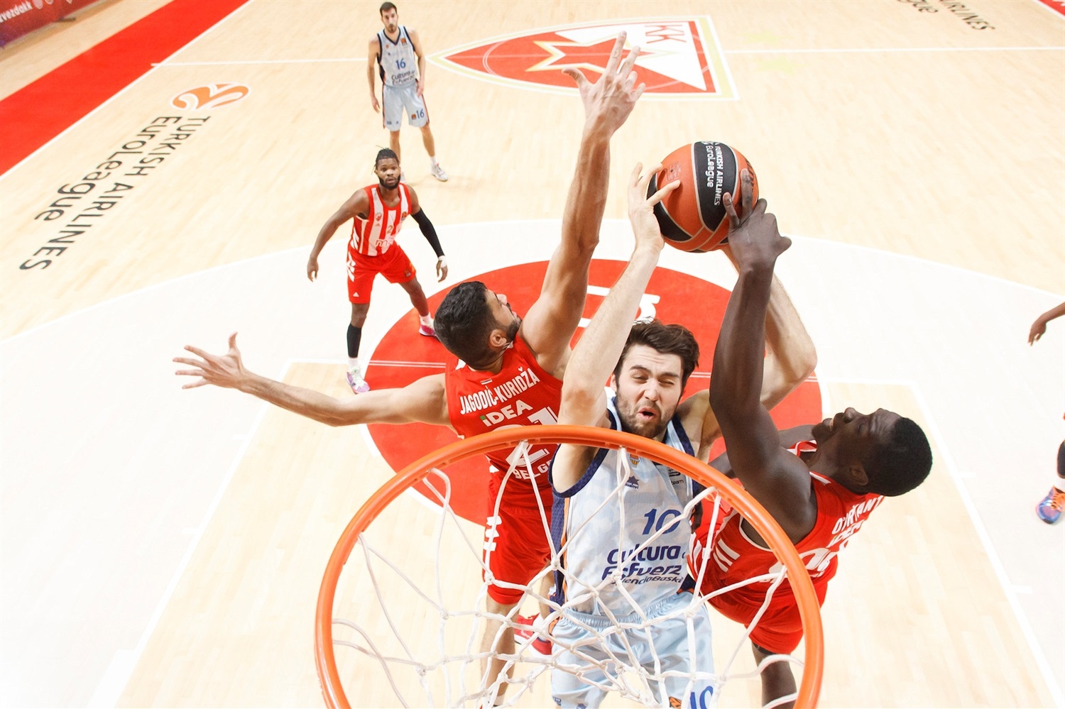 Louis Labeyrie, Mike Tobey y Olivier Hanlan abandonarán el Valencia Basket