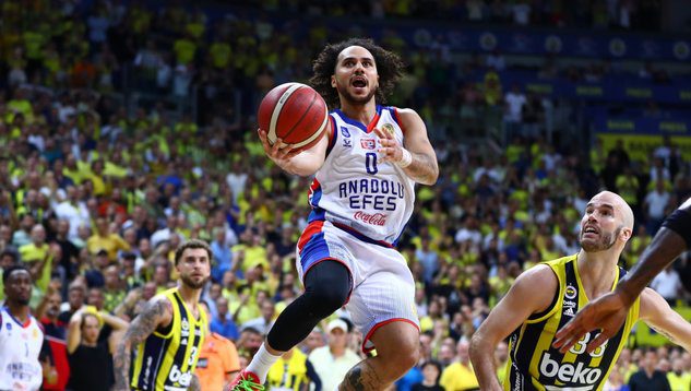 Shane Larkin le mete emoción a la final turca, 81-82 [1-2]