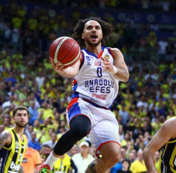 Shane Larkin le mete emoción a la final turca, 81-82 [1-2]
