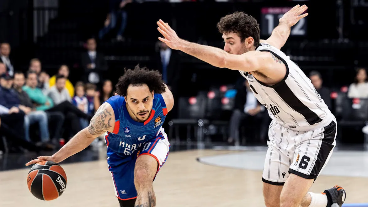 Anadolu Efes vuelve a la senda de la victoria, 99-75