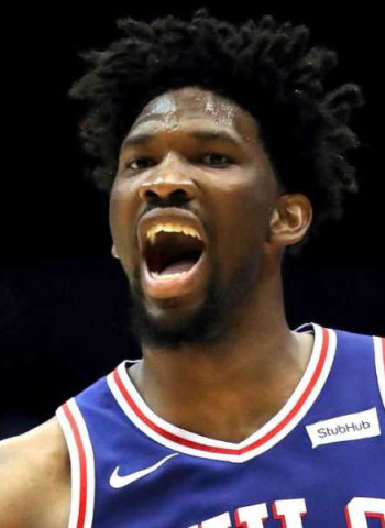 Embiid impresiona en su regreso, Boston carbura