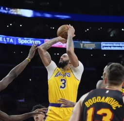 LeBron y Russell, demasiado para los Hawks