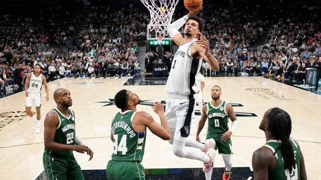 Wembanyama impulsa a los Spurs a una contundente victoria sobre los Bucks, 118-144