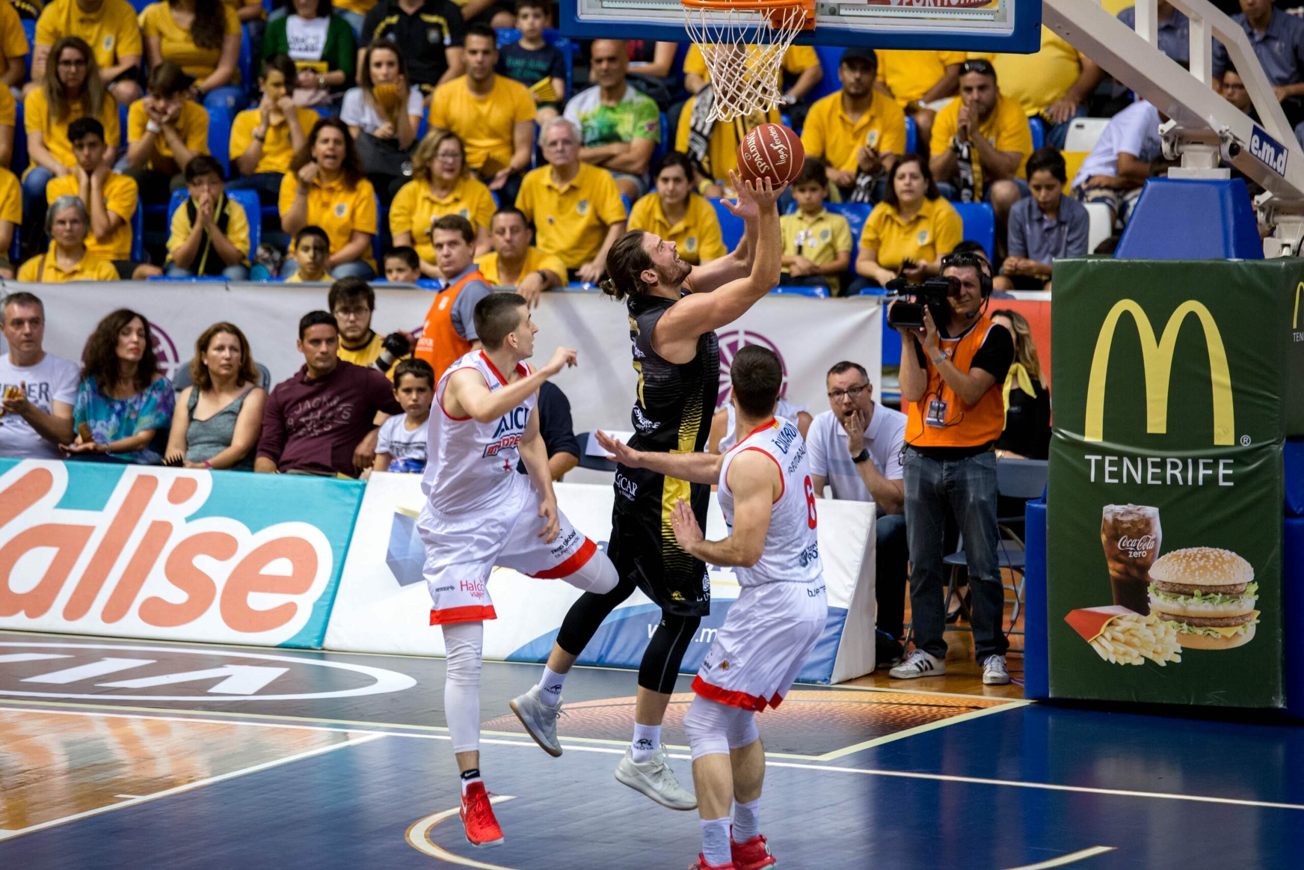 Iberostar Tenerife alcanzó las 22 victorias a base de defensa y triples