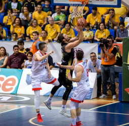 Iberostar Tenerife alcanzó las 22 victorias a base de defensa y triples