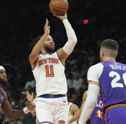Entre Brunson y Towns acribillan a los Suns, 122-138