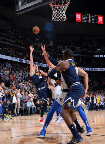 Irving y los Raptors, al alza, y una canasta final de Jokic anula el gran encuentro de Doncic