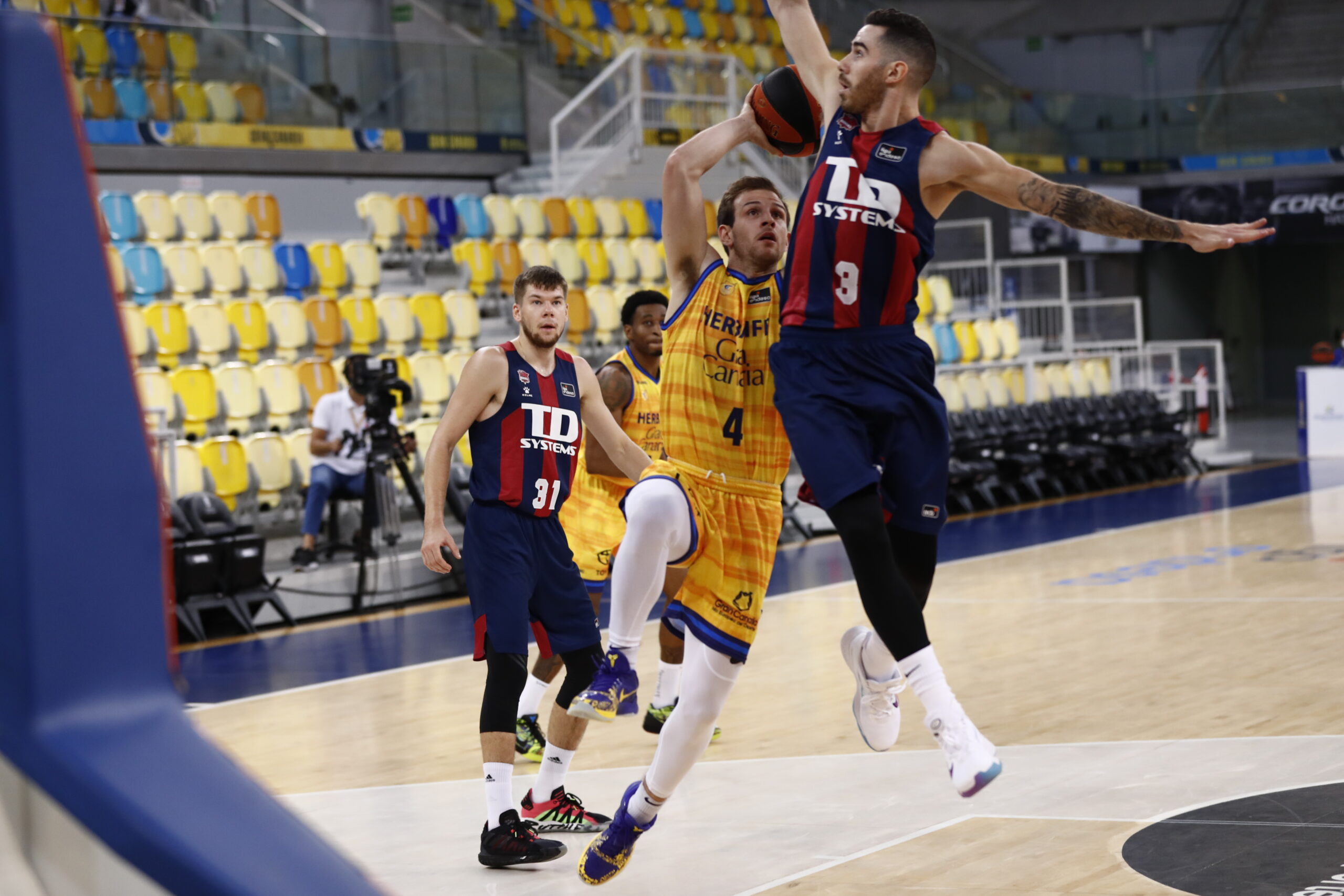 Victoria in extremis del Baskonia en el Gran Canaria Arena (71-75)