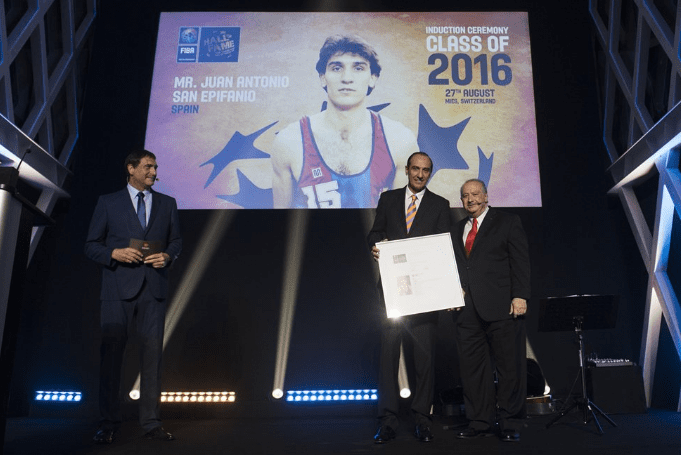 Juan Antonio San Epifanio, Epi, en el Hall of Fame de la FIBA