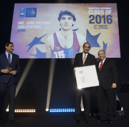 Juan Antonio San Epifanio, Epi, en el Hall of Fame de la FIBA