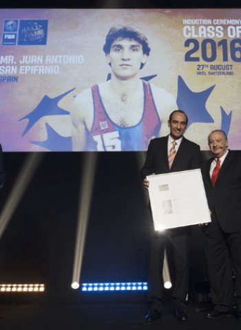 Juan Antonio San Epifanio, Epi, en el Hall of Fame de la FIBA