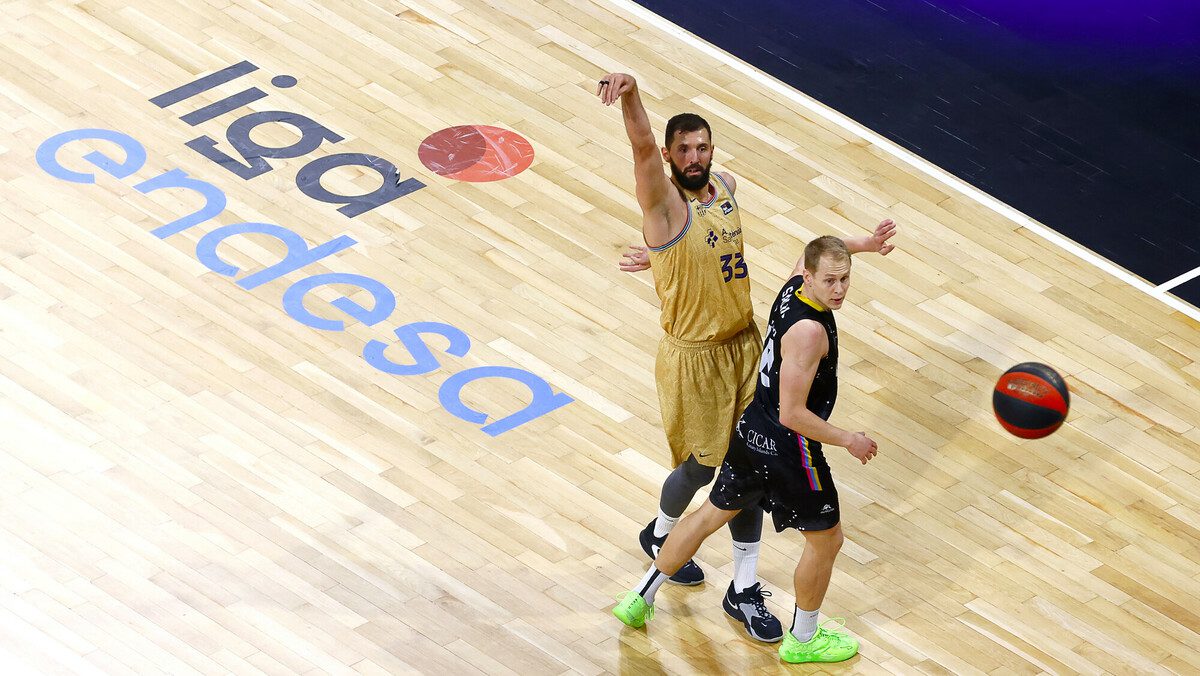 El Barça se lleva el triunfo de Tenerife en un final igualado (76-79)