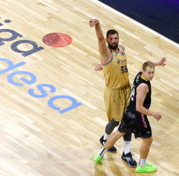 El Barça se lleva el triunfo de Tenerife en un final igualado (76-79)