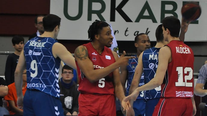 Tecnyconta Zaragoza gana su partido de trincheras frente a Delteco GBC (73-78)