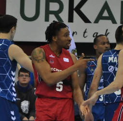Tecnyconta Zaragoza gana su partido de trincheras frente a Delteco GBC (73-78)