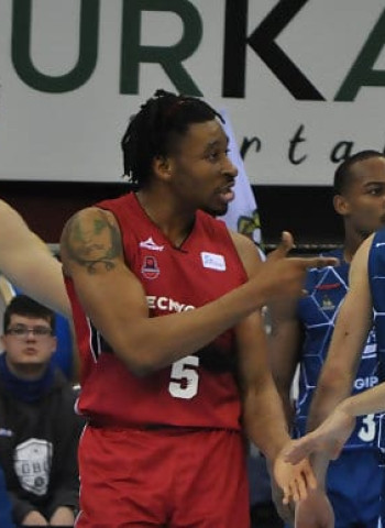 Tecnyconta Zaragoza gana su partido de trincheras frente a Delteco GBC (73-78)