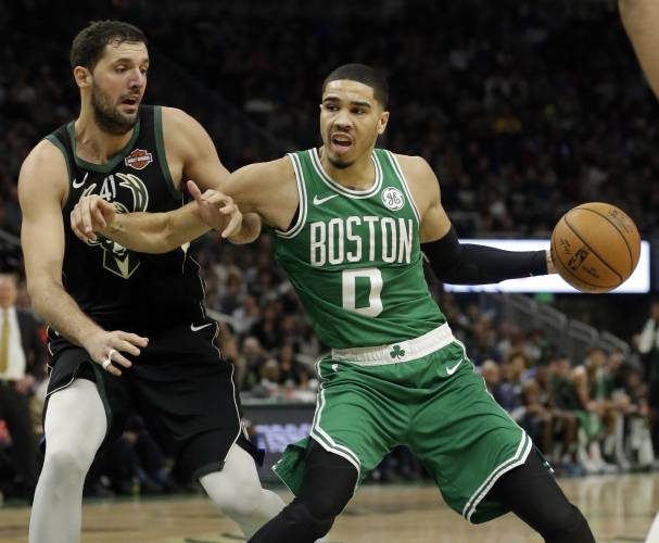Mirotic debuta ganando a los Celtics, Curry salva los Warriors, y LeBron se lleva el duelo ante Harden