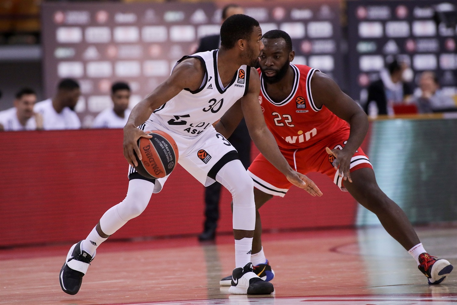 El ASVEL logra una trabajada victoria ante el Olympiacos (63-69)