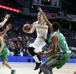 El Madrid se reencuentra con una gran victoria ante Unicaja (89-57)