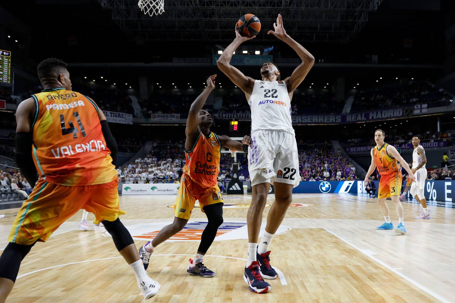 Deck y Poirier lideran la victoria del Real Madrid ante el Valencia Basket, 95-91