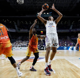 Deck y Poirier lideran la victoria del Real Madrid ante el Valencia Basket, 95-91