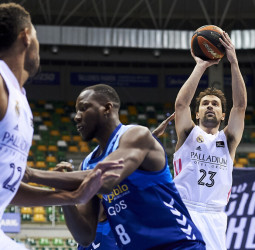 El Real Madrid se exhibe en defensa para seguir invicto en Liga (60-74)