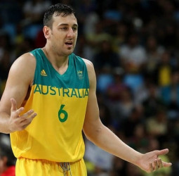 Andrew Bogut atiza al arbitraje FIBA tras ser eliminado ante España
