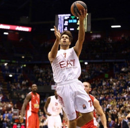 Bruno Cerella, que sonó para el Obradoiro, renueva con el Armani Milán