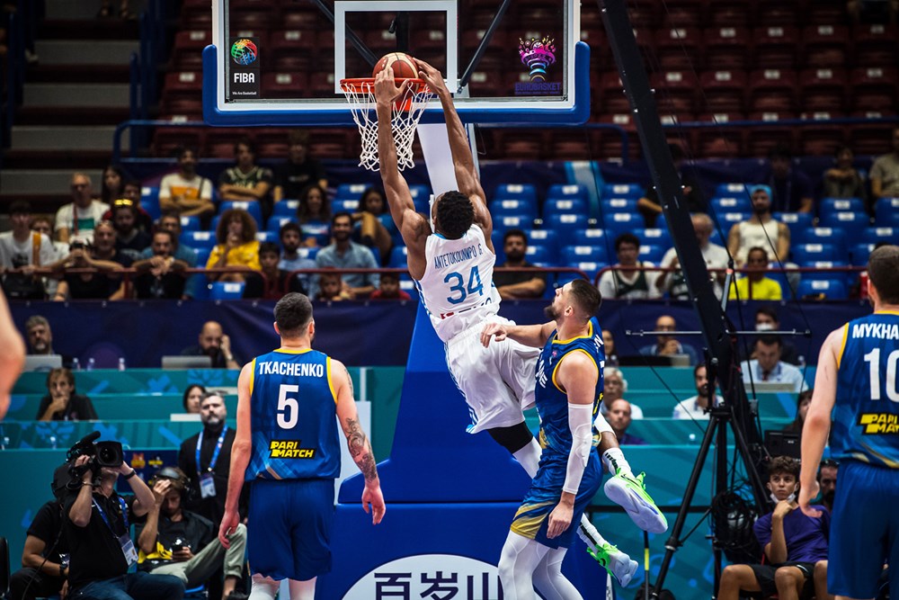 Toda Grecia pendiente de tobillo de Giannis Antetokounmpo