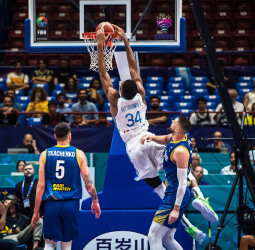 Toda Grecia pendiente de tobillo de Giannis Antetokounmpo