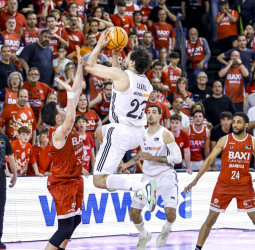 Real Madrid se lleva un triunfo agónico ante el Baxi Manresa por obra de Llull, 65-67