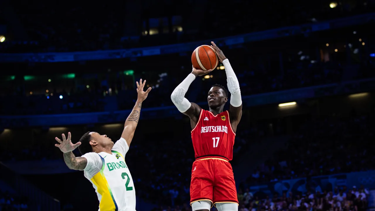 Dennis Schröder lidera a Alemania hacia los cuartos de final, 73-86