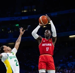 Dennis Schröder lidera a Alemania hacia los cuartos de final, 73-86
