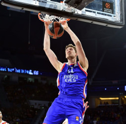 Tibor Pleiss continuará en el Anadolu Efes