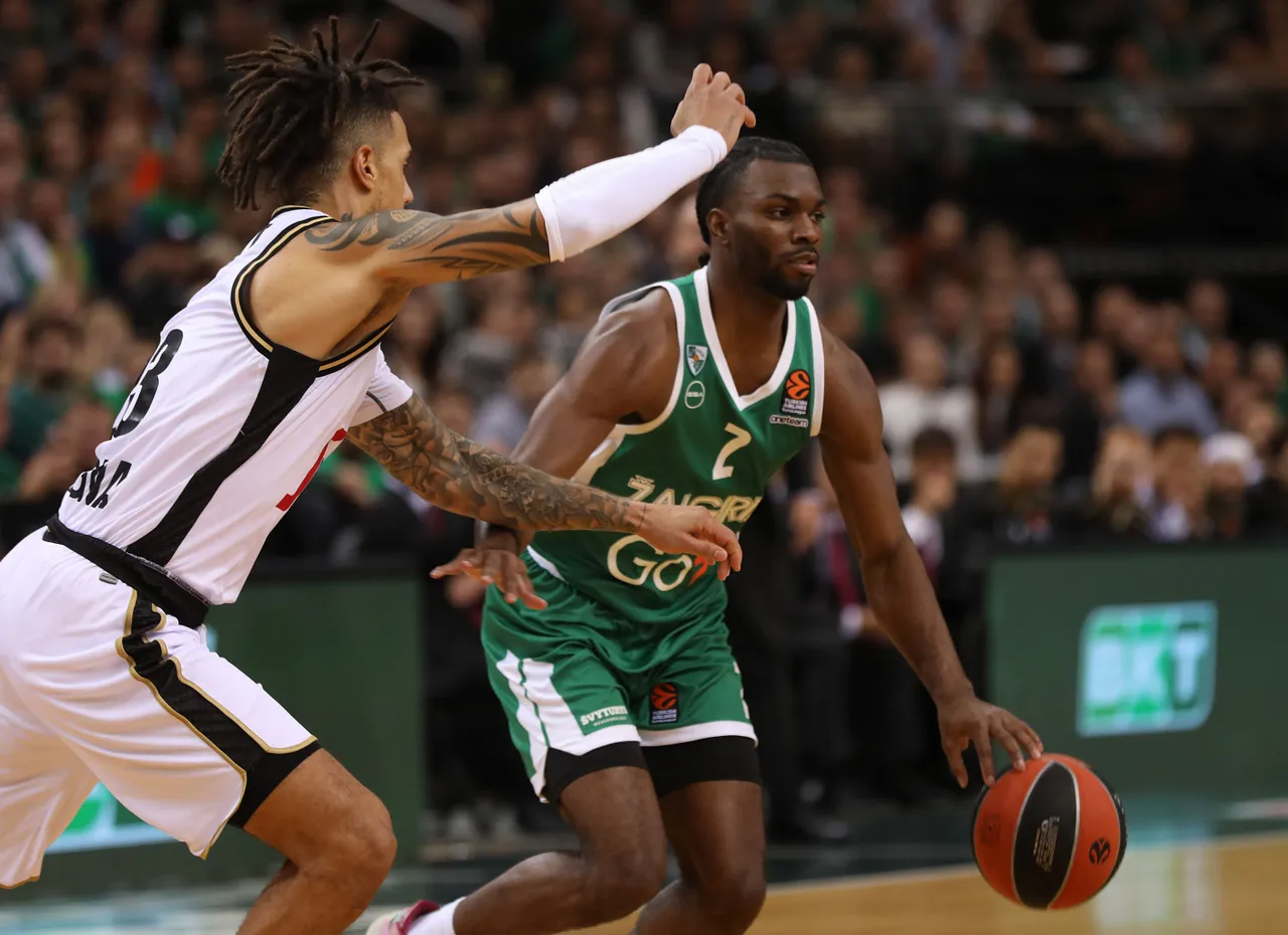 Bradzeikis marca la diferencia ante la Virtus Bolonia (68-65)