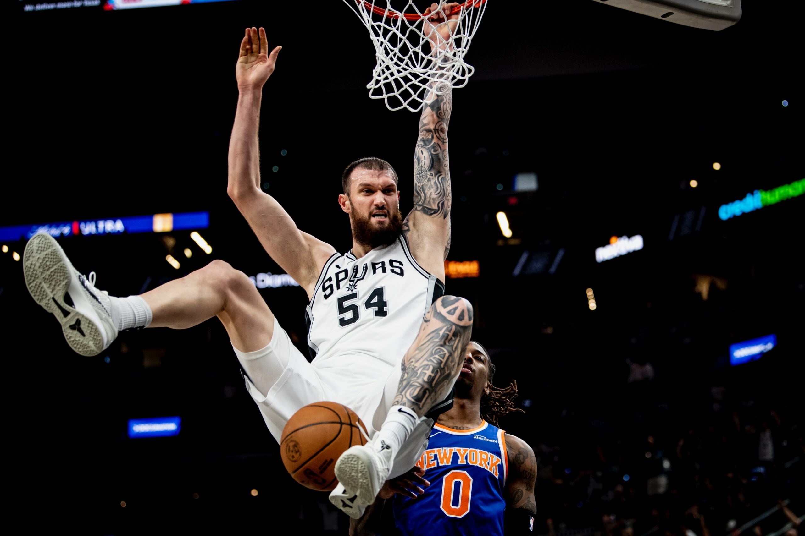 Sandro Mamukelashvili ficha por los Raptors