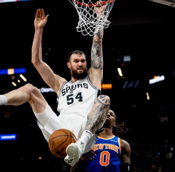 Sandro Mamukelashvili ficha por los Raptors